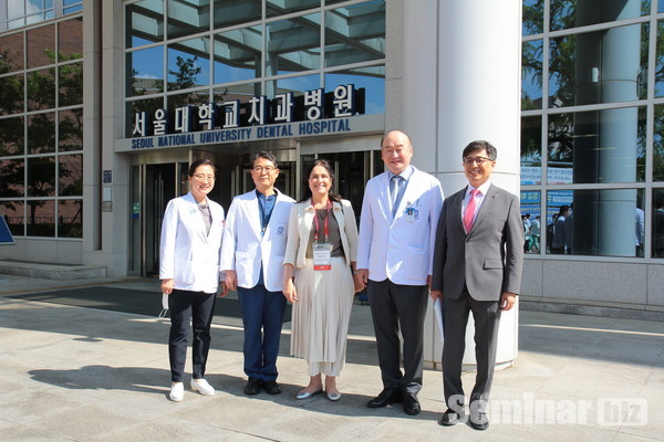오른쪽부터 김민겸 서울시치과의사회 회장,구영서울대치 과병원장, 반야햐 FDI 회장, 금기연 중앙장애인구강진료센터장, 박희경 대외협력실장)