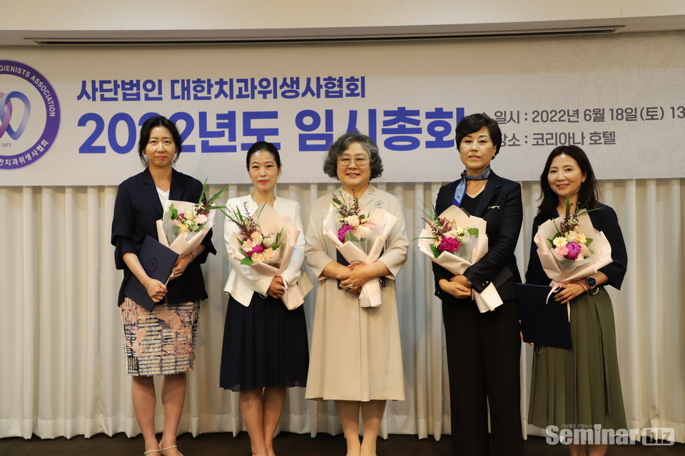 왼쪽부터 한지형 부회장, 박진희부회장, 황윤숙 회장, 박정란 제 1 부회장, 박정이 제2 부회장 