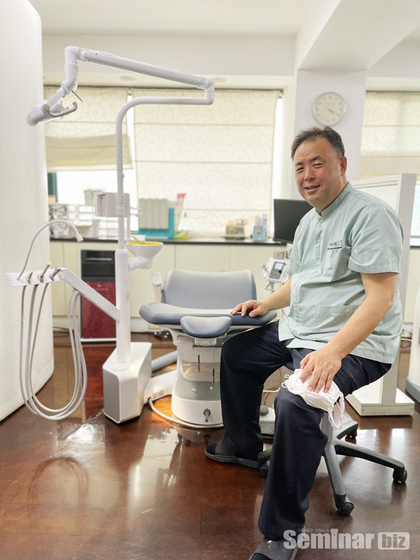 bright Alone 앞에서 노용억 원장