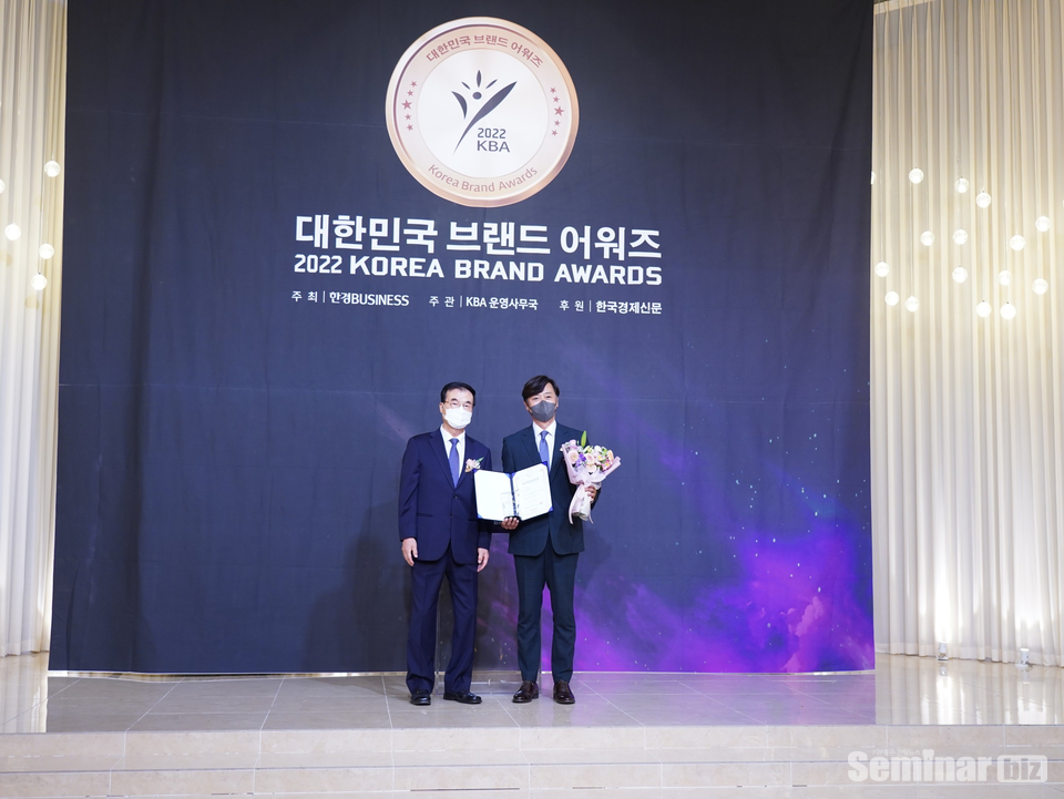 성균관대학교 송인수 교수(좌), 네오바이오텍 박종민 부사장(우) 