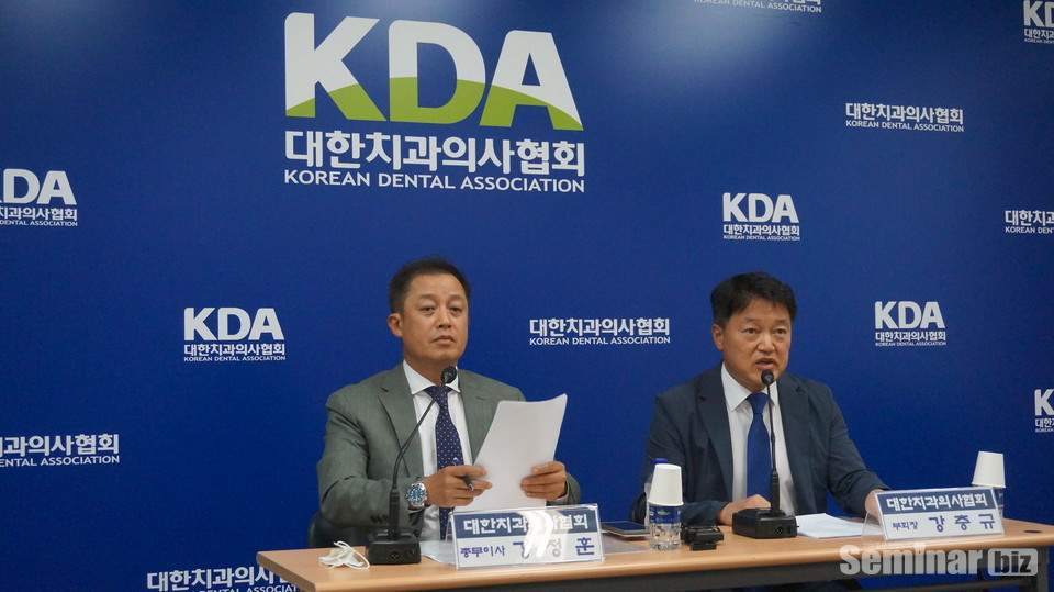 (좌) 강정훈 총무이사 , 강충규 부회장(우)