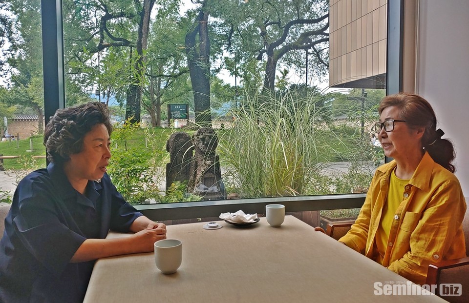 대한간호협회 신경림 회장(사진왼쪽)와 오스트리아한인간호사협회 황병진 고문이 상호협력 방안에 대해 논의하고 있다.