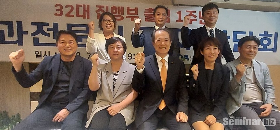 (앞줄 좌부터) 강충규 부회장, 홍수연 부회장, 박태근 협회장(가운데)