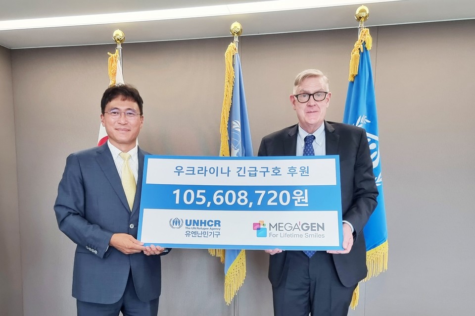 사진제공:메가젠 (좌)메가젠임플란트 박성수 전무, (우)유엔난민기구 한국대표부 대표 James Lynch