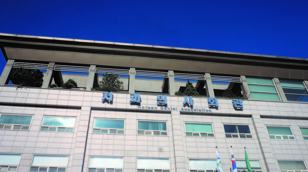 치협 비대위의 노력으로 기존의 비급여 가격  나열식 직접 비교가 삭제되는 성과를 올렸다. 