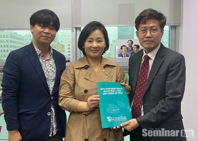 이수진 의원(가운데) 최병진 회장(오른쪽)