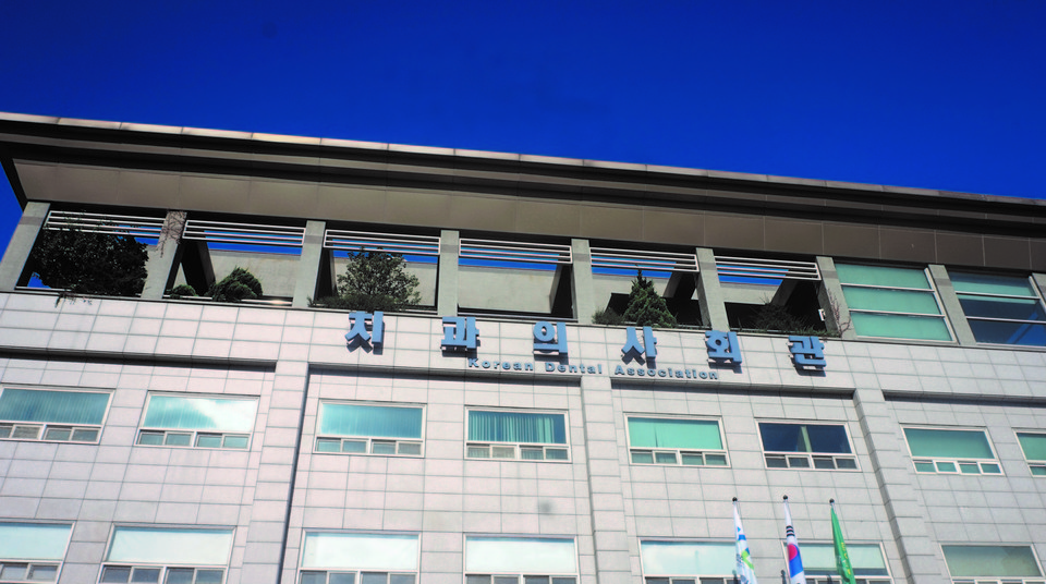 치협이 온라인플랫폼에 비급여진료비를 게재할수 있도록 하는 제2차 규제혁신 TF회의의 결정에 강하게 반발하고 나섰다.