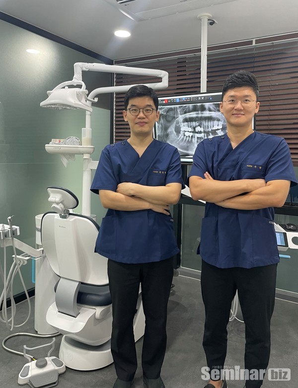 덴티움의 bright Alone 앞에서 