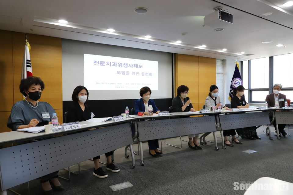 (왼쪽부터) 권양옥 보건회 부회장, 문소정 한국치위생감염관리학회장,이선미 동남보건대 교수, 성미경 마산대 교수, 한지형 치위협 부회장, 왕수미 임상회 부회장, 임지준 대한치매구강건강연구회 대표)