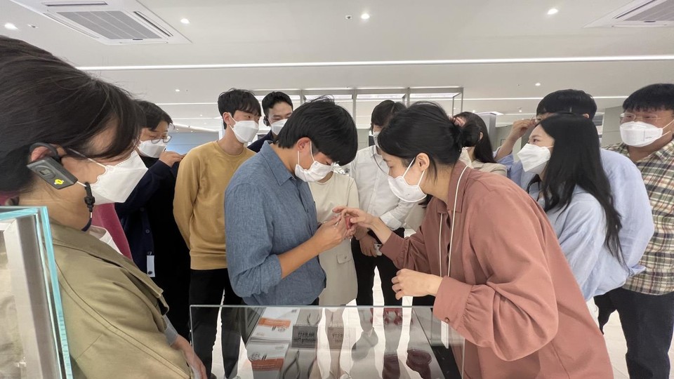 지난 23일, ‘오스템 연구소 제품 전시관’에서 연세대 치과대학의 한 학생이 오스템임 직원의 가이드에 따라 치아교정 브라켓의 클립을 개폐해보는 체험을 하고 있다.