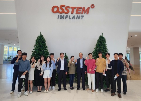 (우측 여섯번 째부터) 오스템임플란트 교육연구원 황충주 원장, 연세대 치과대학 허지선 교수, 최성환 교수. (사진제공=오스템임플란트)