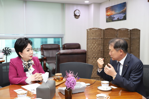 지난 10월 6일 최영희 의원을 만나 치과계 주요 현안에 대해 설명했다.