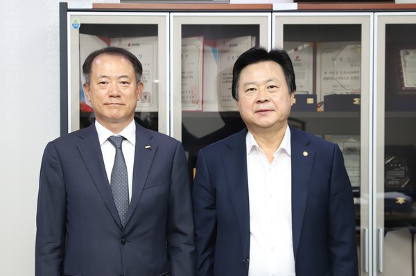 강기윤 의원과 면담 후 (좌측이 박태근 협회장)
