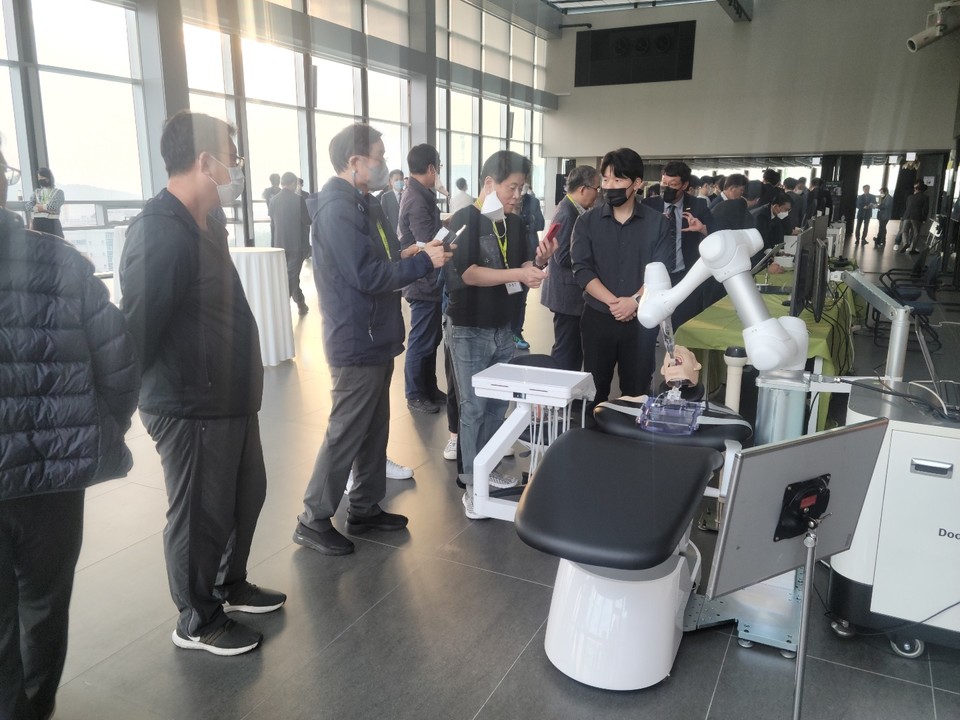 혼자하는 진료를 컨셉으로한 체어 bright Alone은 당연  관심을 받았다. 