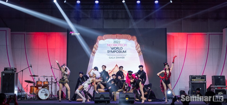 태국 현지 의사들을 위한 경품추첨 및 시 상이 진행되었으며 이후 갈라디너 행사로 이 어졌다. 심포지엄 강연 이후 진행된 갈라디너 는 이틀에 걸쳐 진행된 강연에 참석해주신 치 과원장님들을 위한 Dinner 행사로서 밴드공 연, 재즈 퍼포먼스, 경품추첨(Lucky Draw)등 이 이어지면서 행사의 마무리 분위기는 최고 조에 달했다. 특히 태국 연자인 Dr. Mongkol Thaveeprungsiporn(THA)은 치과의사이면서 밴드활동을 하고 있어 스페셜 무대로 본인의 밴드공연을 선보이기도 했다.