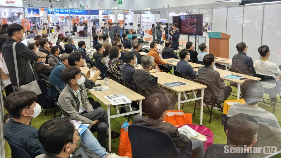 김용완 원장의 강의에 집중하고 있는 YESDEX 2022