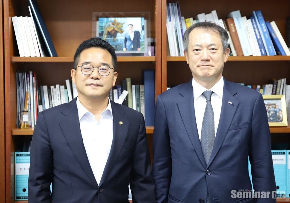 민병덕의원(좌), 박태근 협회장(우)