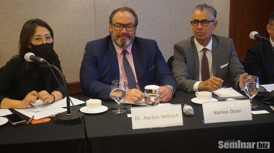 △지난 10월 25일 기자간담회에는 마쿠스 오스터 퀄른메쎄 본부장과 마쿠스 하이바흐 독일치과기재산업협회(VDDI)대표가 직접 참가했다.