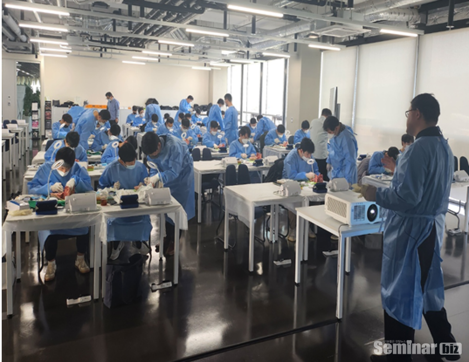 민경만 원장(대한치주과학회 홍보부위원장)의 실습 강연 후, 참석자들이 대한치주과학회 임원들의 도움을 받아 실습을 진행하고 있다