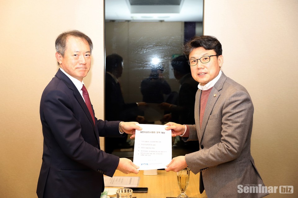 왼쪽이 박태근 협회장 