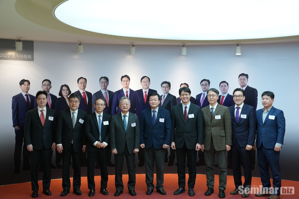 사진설명 이번 행사에는 조규성 (재)신흥연송학술재단 이사장, 김현종 SID 2022 조직위원장(가야치과병원 원장), 김영수 재선기아카데미 학술위원장(서울좋은치과 원장), 오상윤 A.T.C 임플란트 연구회 디렉터(아크로치과 원장), 정현성DV Conference 학술위원장(서울퍼스트치과 원장) 등이 참석했다.