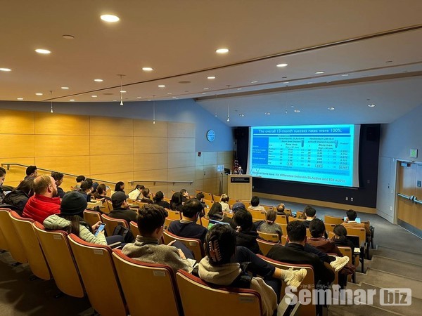 하버드 치과대학에서 강연을 하고 있는 네오바이오텍 허영구 대표