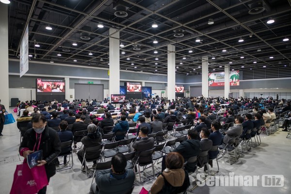 네오 허영구 대표의 ‘No Screw, No Cement but, Detachable Prostheses’ 강연 현장