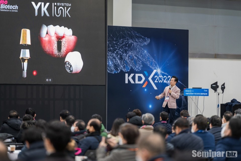 허영구 대표의 ‘No Screw, No Cement but, Detachable Prostheses’ 강연 현장