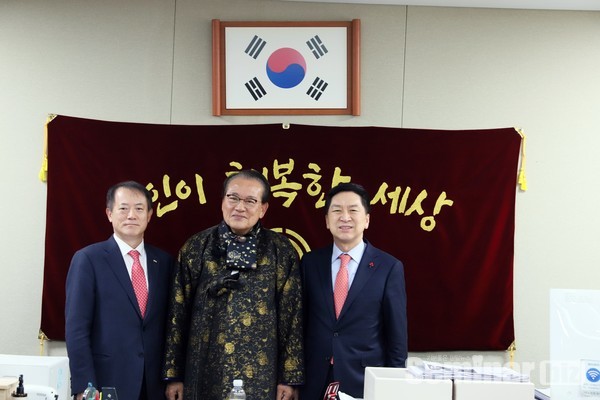 (좌부터) 박태근 협회장, 김호일 대한노인회장, 김기현 국회의원