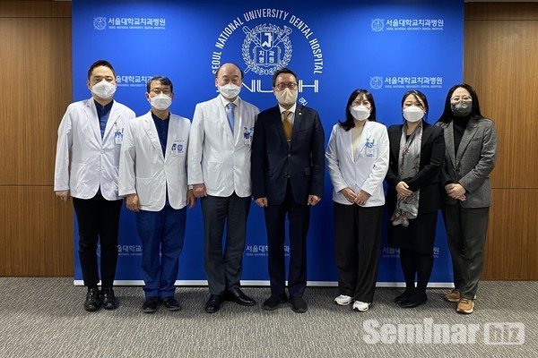 (좌측부터) 김영재 진료처장, 금기연 부설 장애인치과병원장, 구영 서울대치과병원장, 박민수 보건복지부 제2차관, 김지은 중앙센터 교수, 진영주 보건복지부 건강정책국장, 구강정책과 이재은 사무관