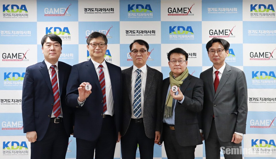 (좌부터) 김영훈 부회장 후보, 전성원 회장후보 ,  김성철 선거관리위원장(중앙), 양성현 회장후보, 김영준 부회장 후보 