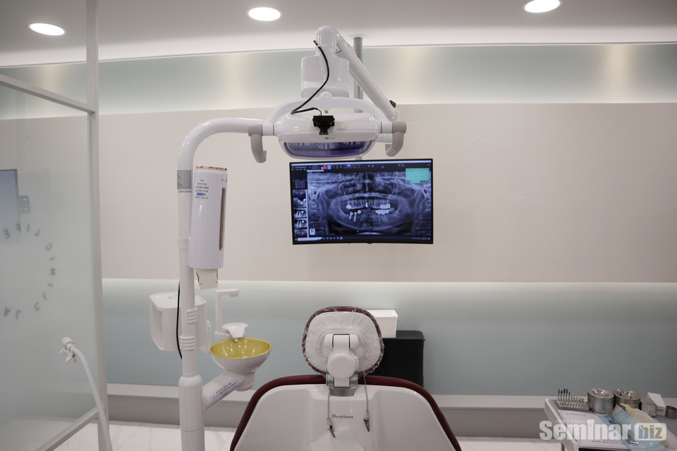 덴티움의 CT뷰어와 체어