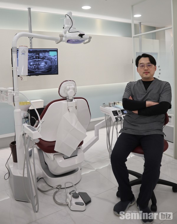 Bright Alone 앞에서 최성원  원장