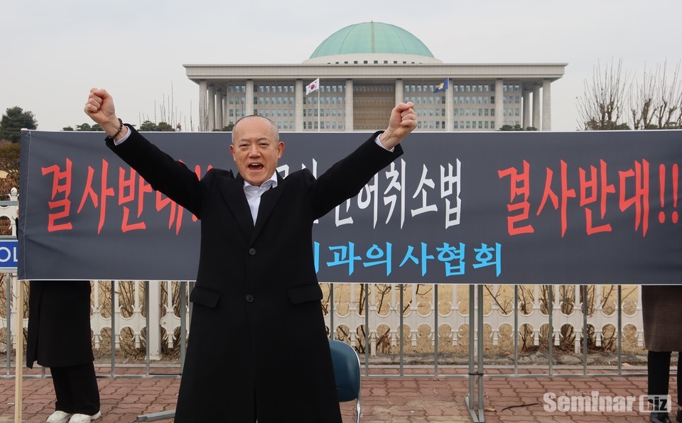 규탄성명후 의료인 면허취소법 철회를 요구하며 삭발을 강행했다.