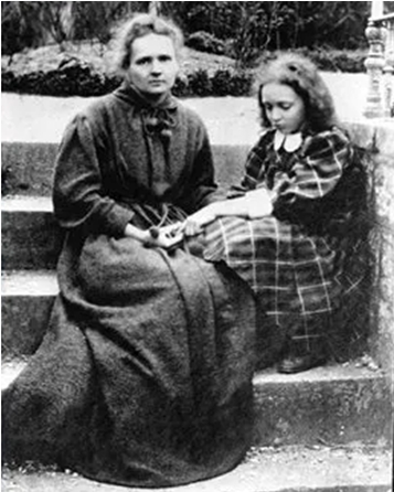 ‘마리 퀴리’(왼쪽)의 딸 ‘이렌 졸리오 퀴리‘‘이렌’이 방사능에 노출돼 혹이 난 엄마의 손을 만지고 있다-