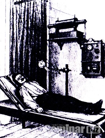 1900년대 초기의 X-Ray진단 모습. 환자는 감광판을 깔고 누워 오랜 시간동안  움직이지 않고 사방팔방으로 흩어지는 방사선에 노출되어야 했다.