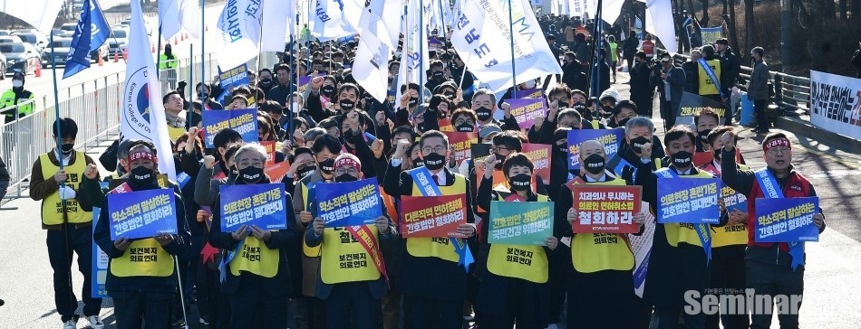 박태근 협회장은 치과계현안뿐만 아니라 의료계 타 단체와도 탁월한 결속력을 유지하며 치과계 협회장으로서의 역할을 수행해 왔다.(의협 이필수 회장과 박태근 협회장이 의료인 면허취소법 철회를 요구하며 여의도에서 선두 행진을 하고 있다.