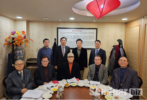 앞줄 왼쪽부터 권영혁, 이상래, 최유진, 박상진, 박준봉 전임학장뒤줄 왼쪽부터 권용대 연구부학장, 정종혁 학장, 권긍록 전임학장, 신승윤 교무부학장