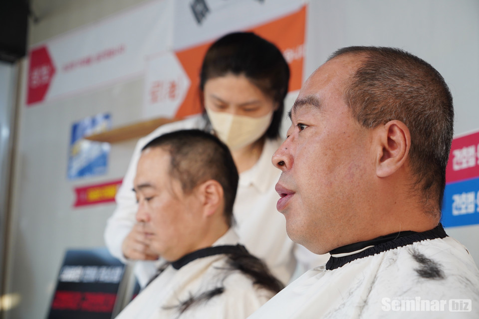  기호1번 최치원 후보가  삭발을 하고 있다.