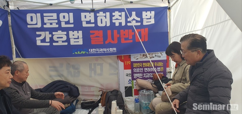 강현구 서울시치과의사회회장당선자와 대한여성치과의사회 신은섭 회장이 단식농성장을 방문했다.