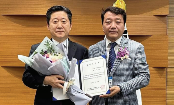 권긍록 제8대 신임 대한치의학회장(좌)