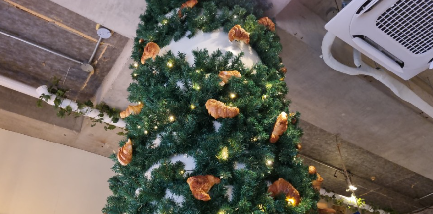 제과점이라는  이미지를 벗어나 이벤트의 공간 문화공간으로 꾸미고 있다. 나무위에 빵을 걸어 장식함으로써 또다른 즐거움을 선사하고 있다.