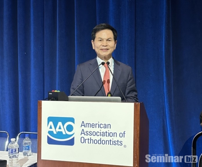 올해  4월 23일, 시카고 켄변선센터에서 열린 미국교정학회에 초청된 국윤아 교수