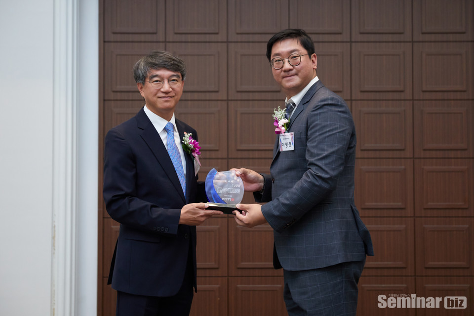 이영찬 원장 (우측)