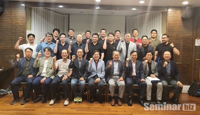 김명래 교수를 포함 13명의 신규회원이 대한구강악안면외과의사회에 입회했다.