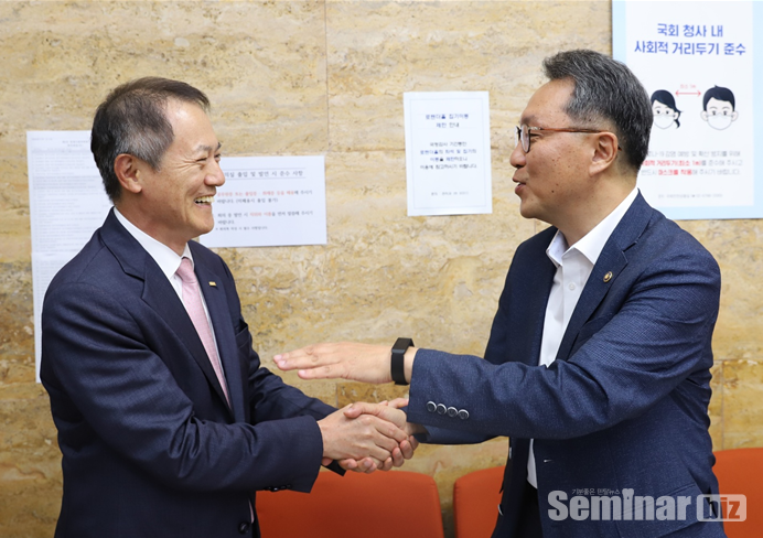 대한치과의사협회 박태근 회장(좌)과 보건복지부 박민수 제2차관(우)