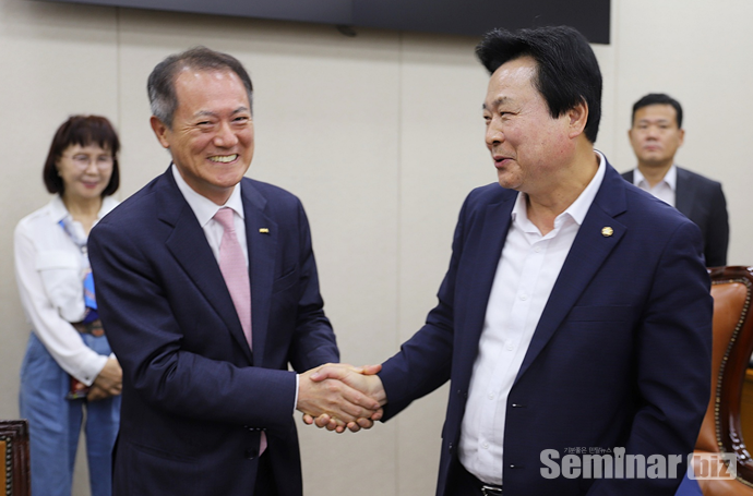 대한치과의사협회 박태근 회장(좌)과 복지위 강기윤 제2소위 위원장(우)