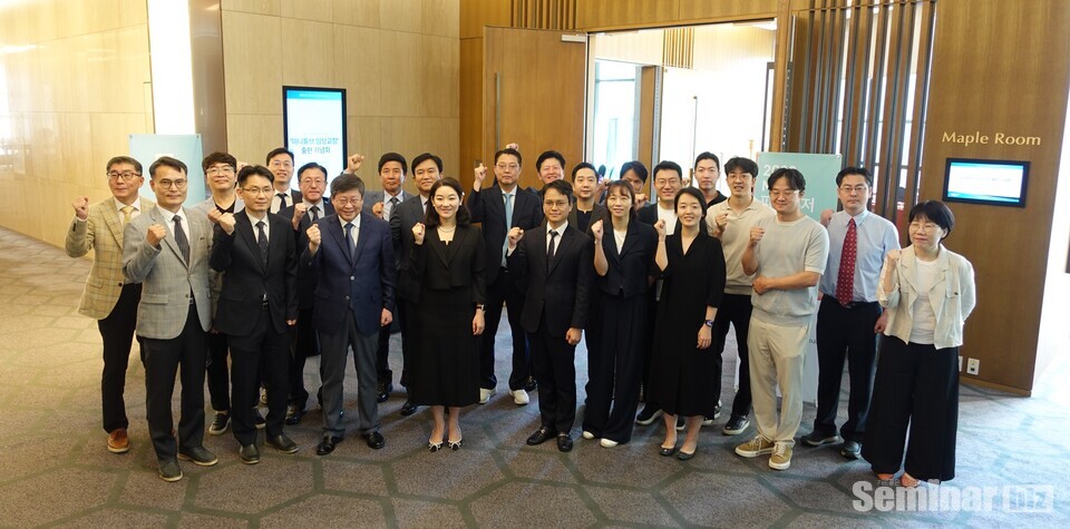 이번 출간기념행사에는  황현식 교수, 조원탁 원장 등 저자들도 함께 참가해 자리를 빛냈다.