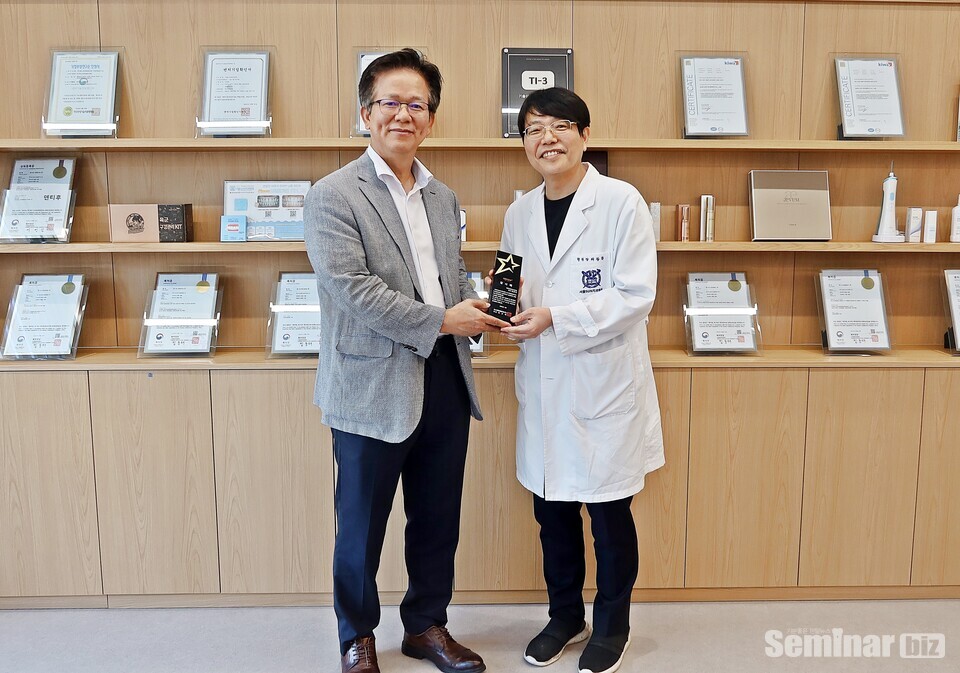 1천호 고객 파주 선치과병원 배광학 원장에게 기념패를 전달했다.