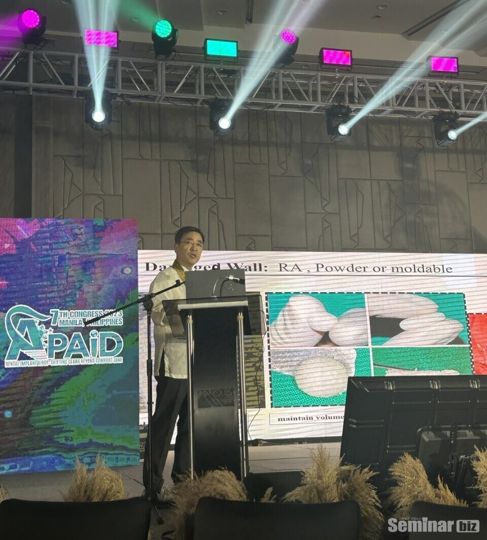 엄인웅 박사가 아시아 태평양 임플란트 학술대회에서 강의하고 있다. 